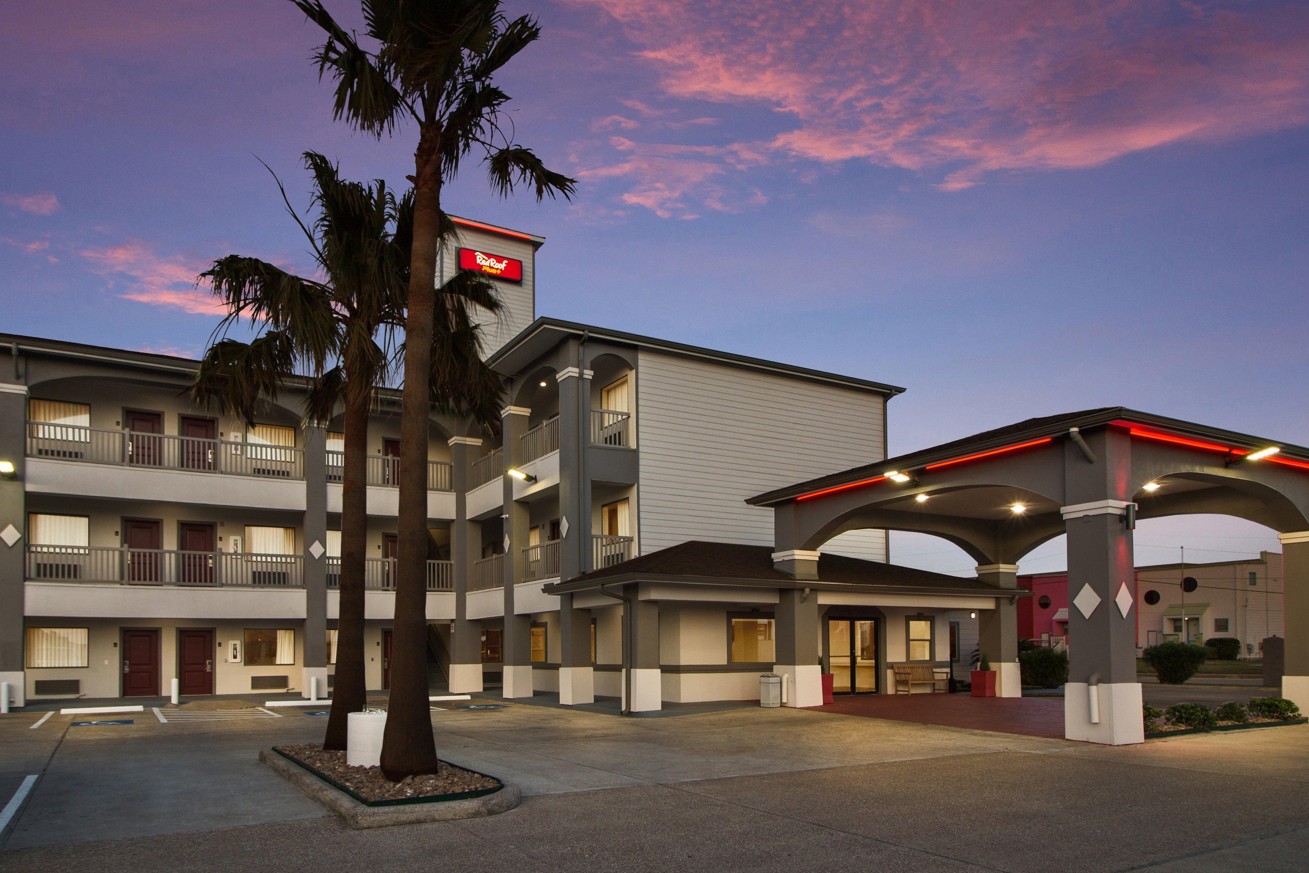 Red Roof Inn Plus + Galveston - Beachfront Exterior photo